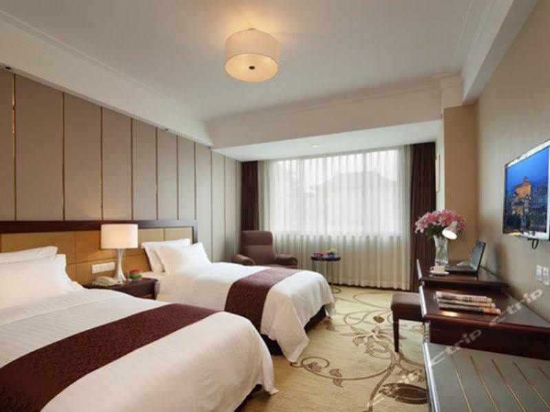 Jin Jiang West Capital International Hotel The Bell And Drum Tower Muslim Quarter & Metro Line 6 & Indoor Swimming Pool & Self-Service Free Laundry Room Xi'an  Exterior photo